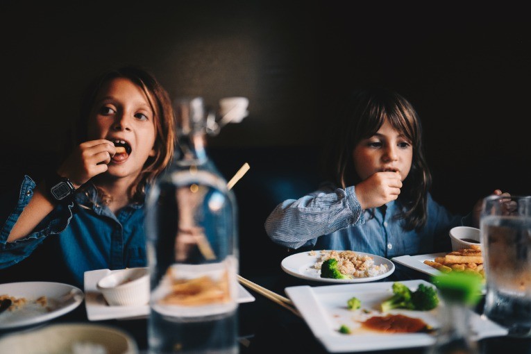 Οικογενειακά γεύματα πώς επηρεάζουν την υγεία των παιδιών μας
